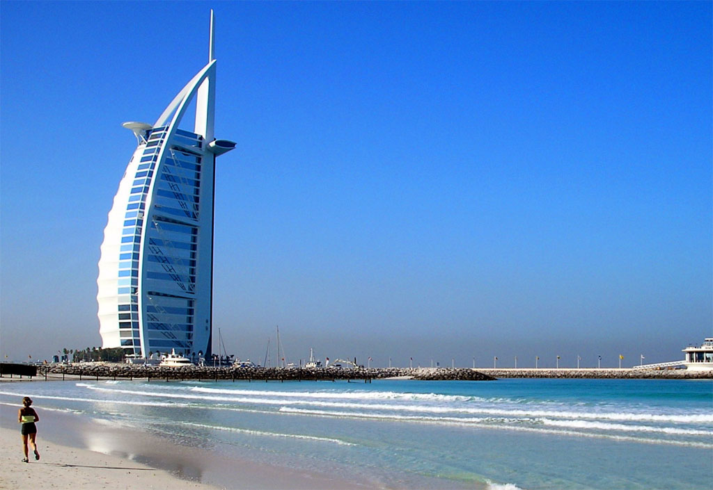 Hôtel Burj Al Arab vu depuis la plage